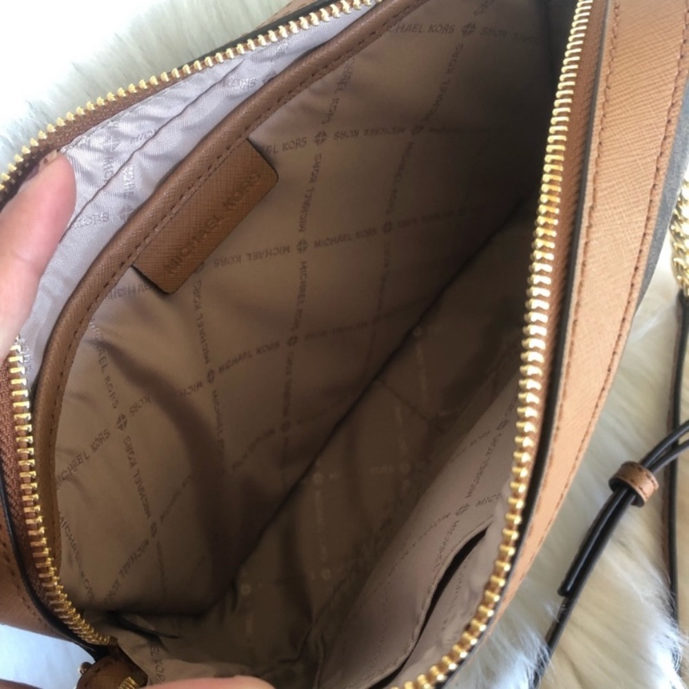Last one ‼️New MK Jet Set Large Crossbody - Picture 4 of 5